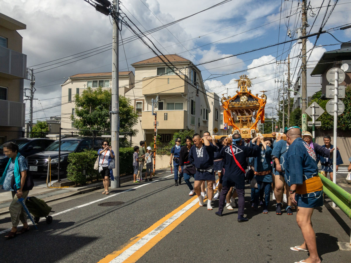 大人神輿の町内渡御