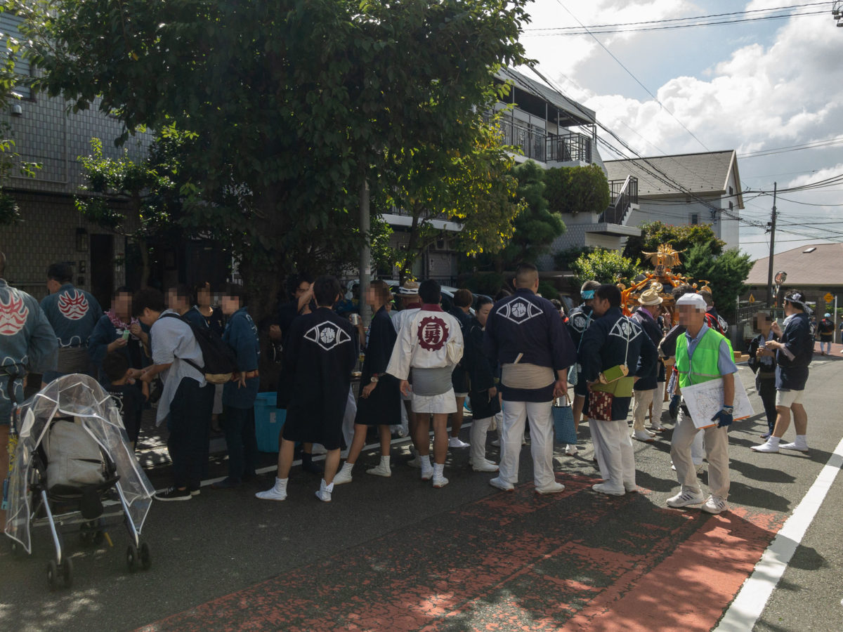 大人神輿の町内渡御
