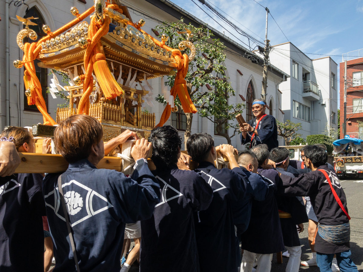 大人神輿の町内渡御