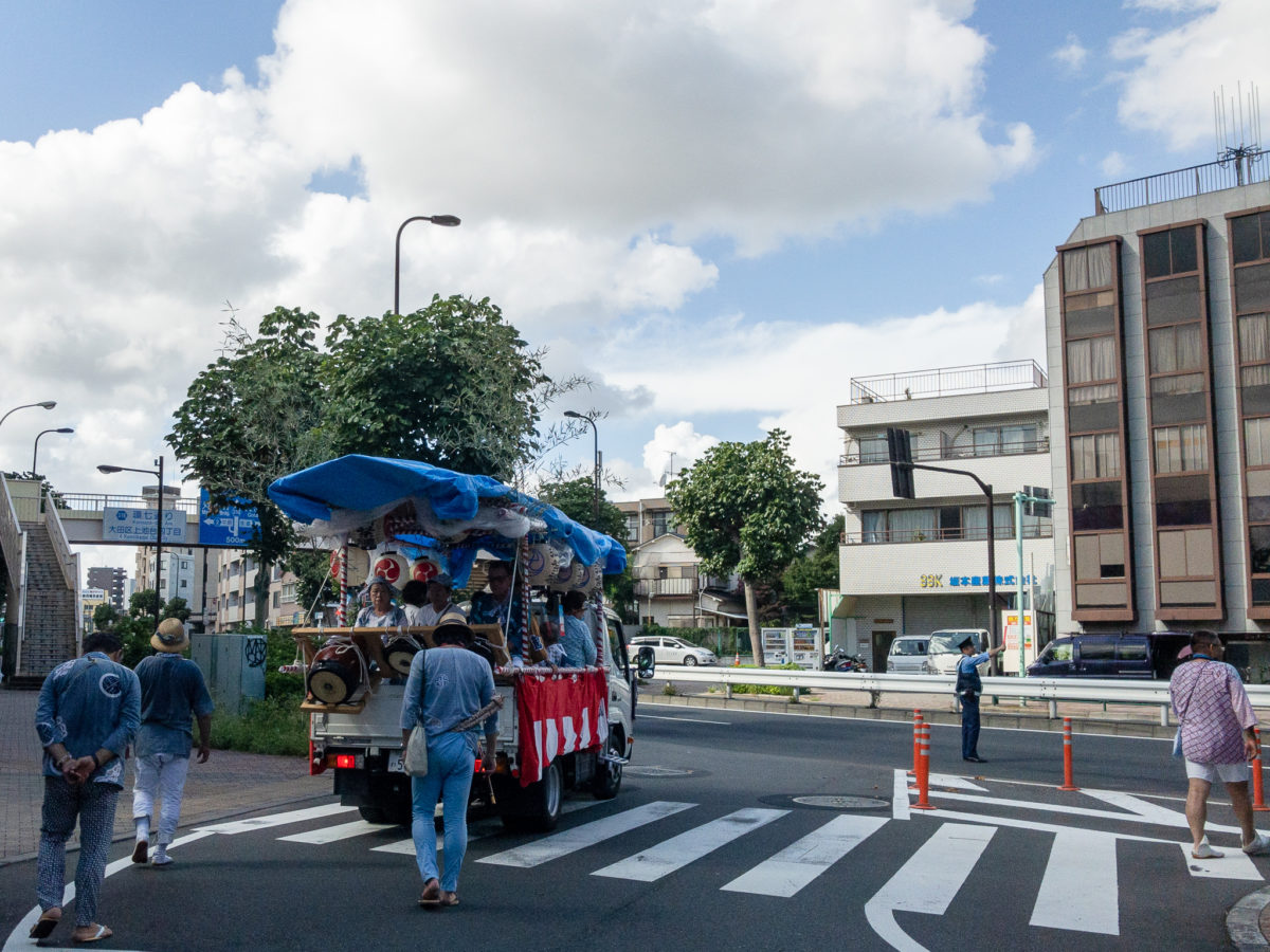 大人神輿の町内渡御