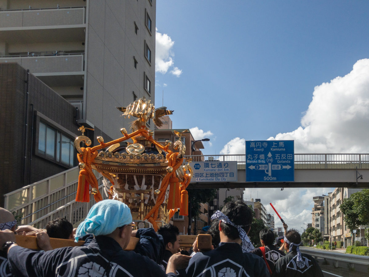 大人神輿の町内渡御