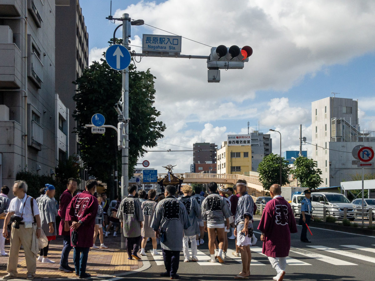 大人神輿の町内渡御
