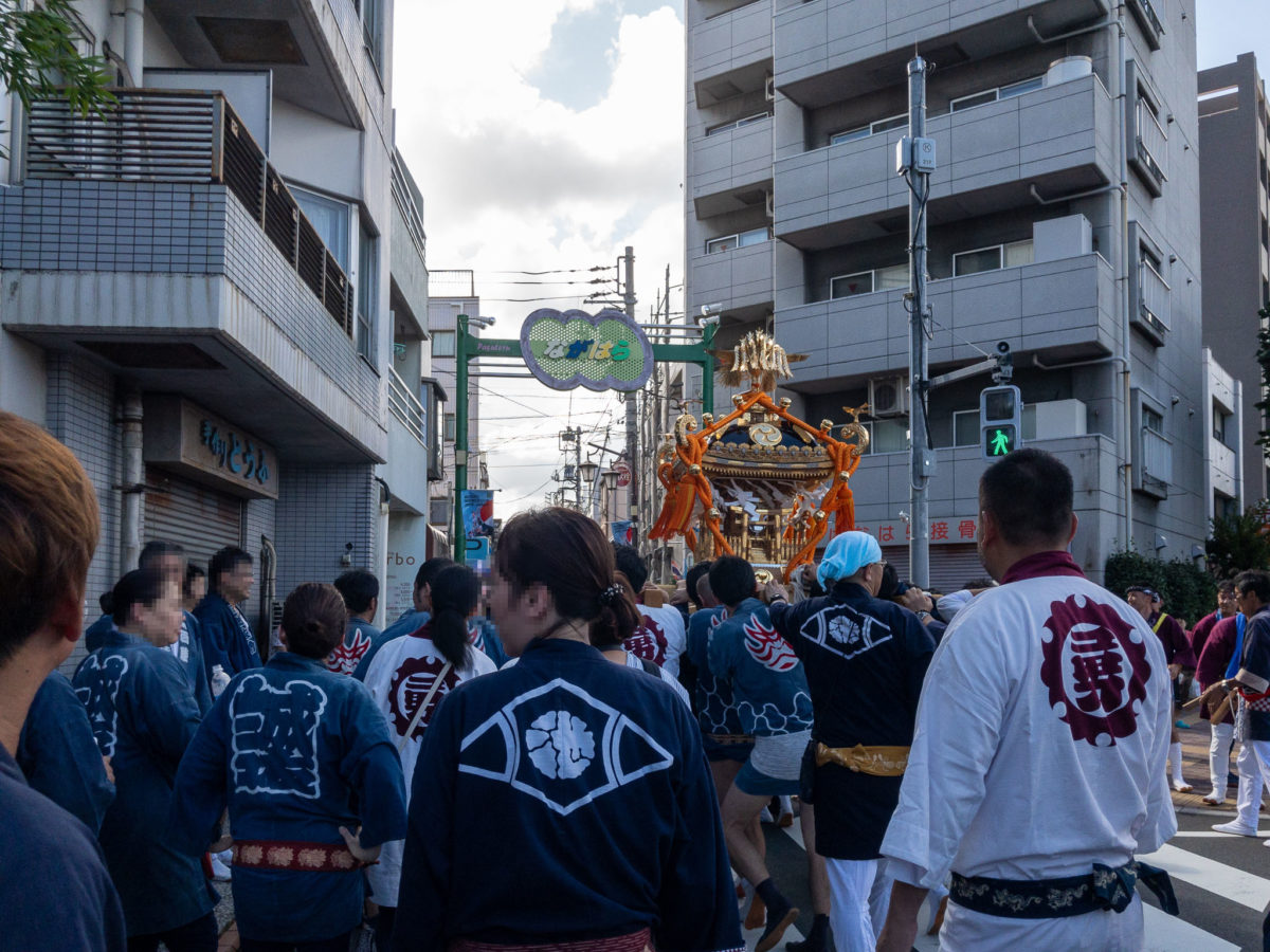 大人神輿の町内渡御