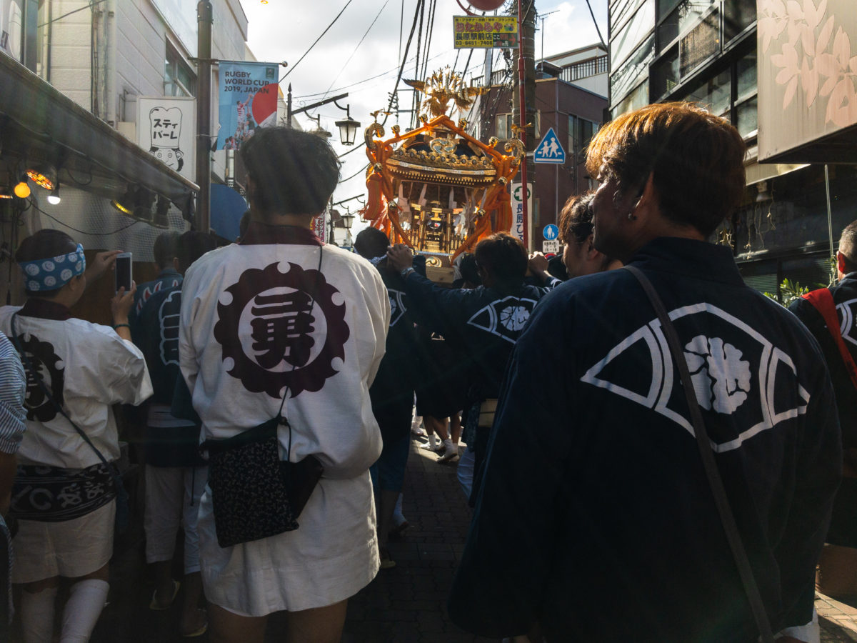 大人神輿の町内渡御