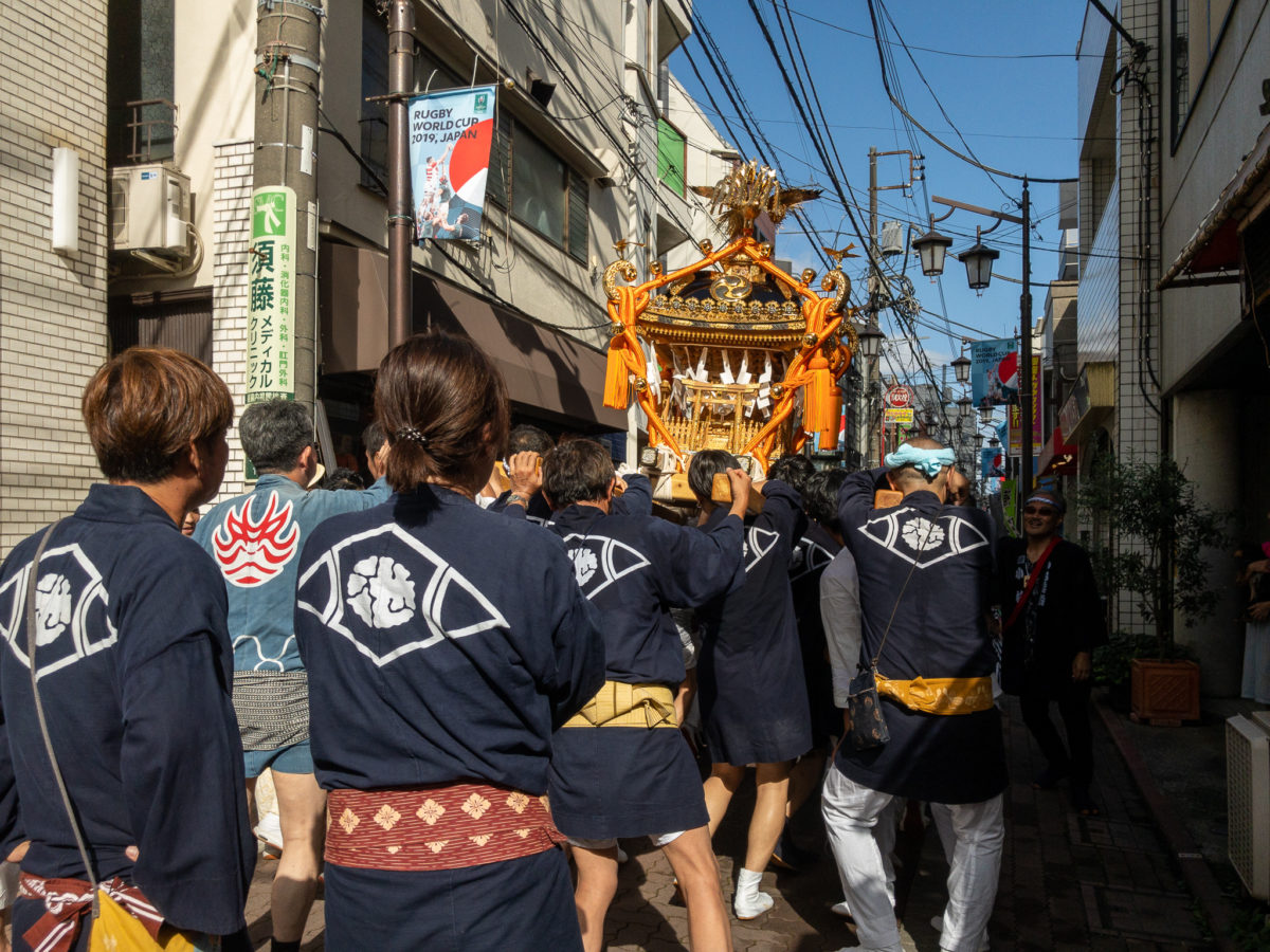 大人神輿の町内渡御