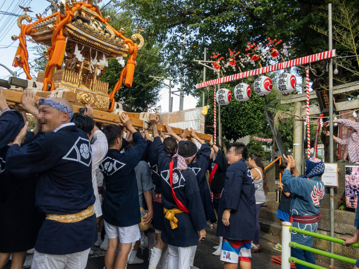 大人神輿の町内渡御