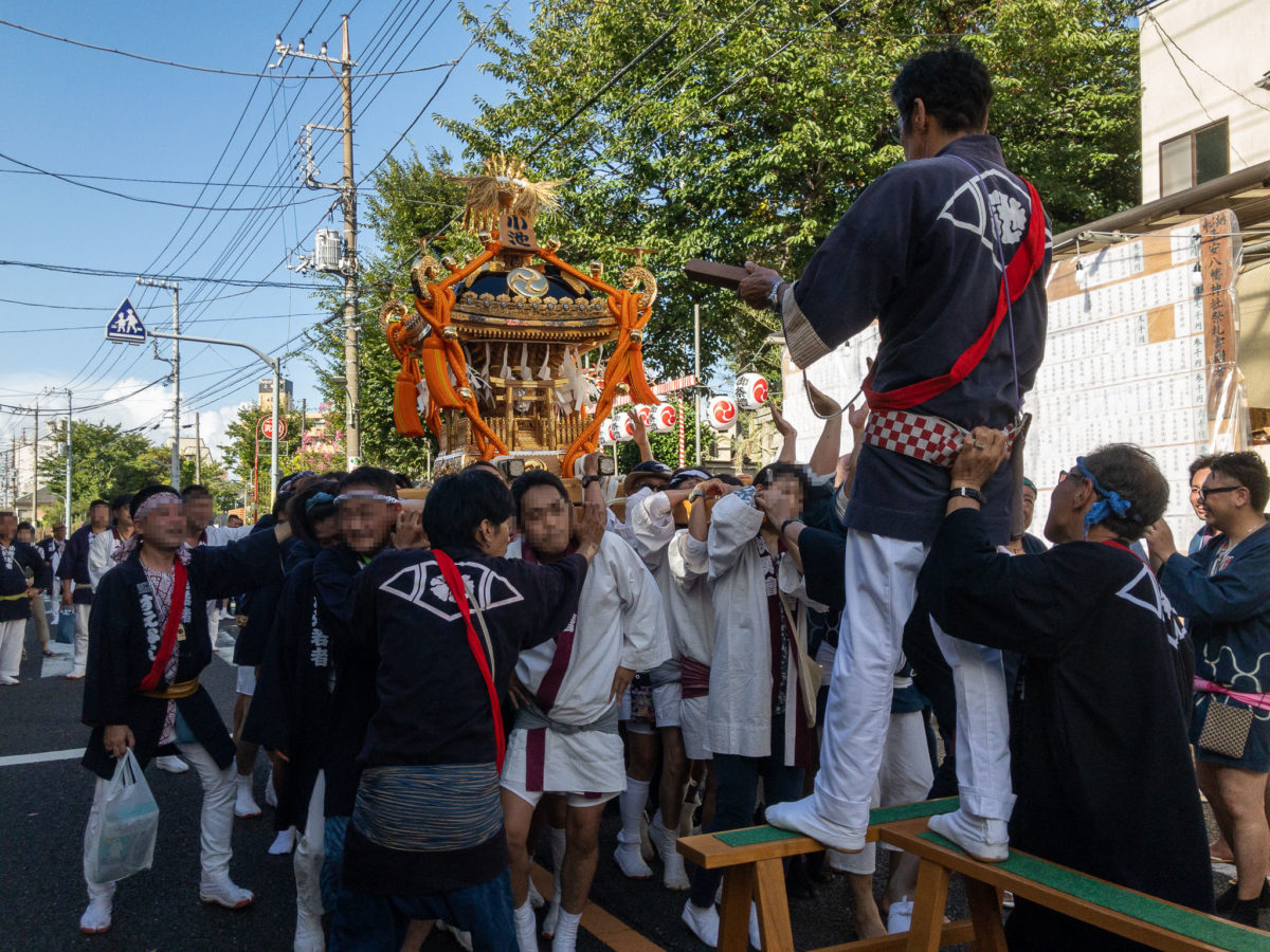 大人神輿の町内渡御