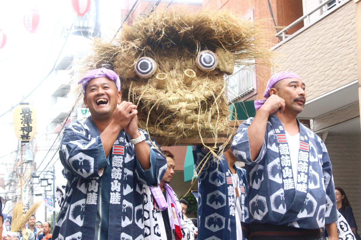 デカっ！東京・世田谷の住宅街に大蛇現る！奥澤神社のお練り行事で厄除！東京にもあったんだこんな奇祭が。