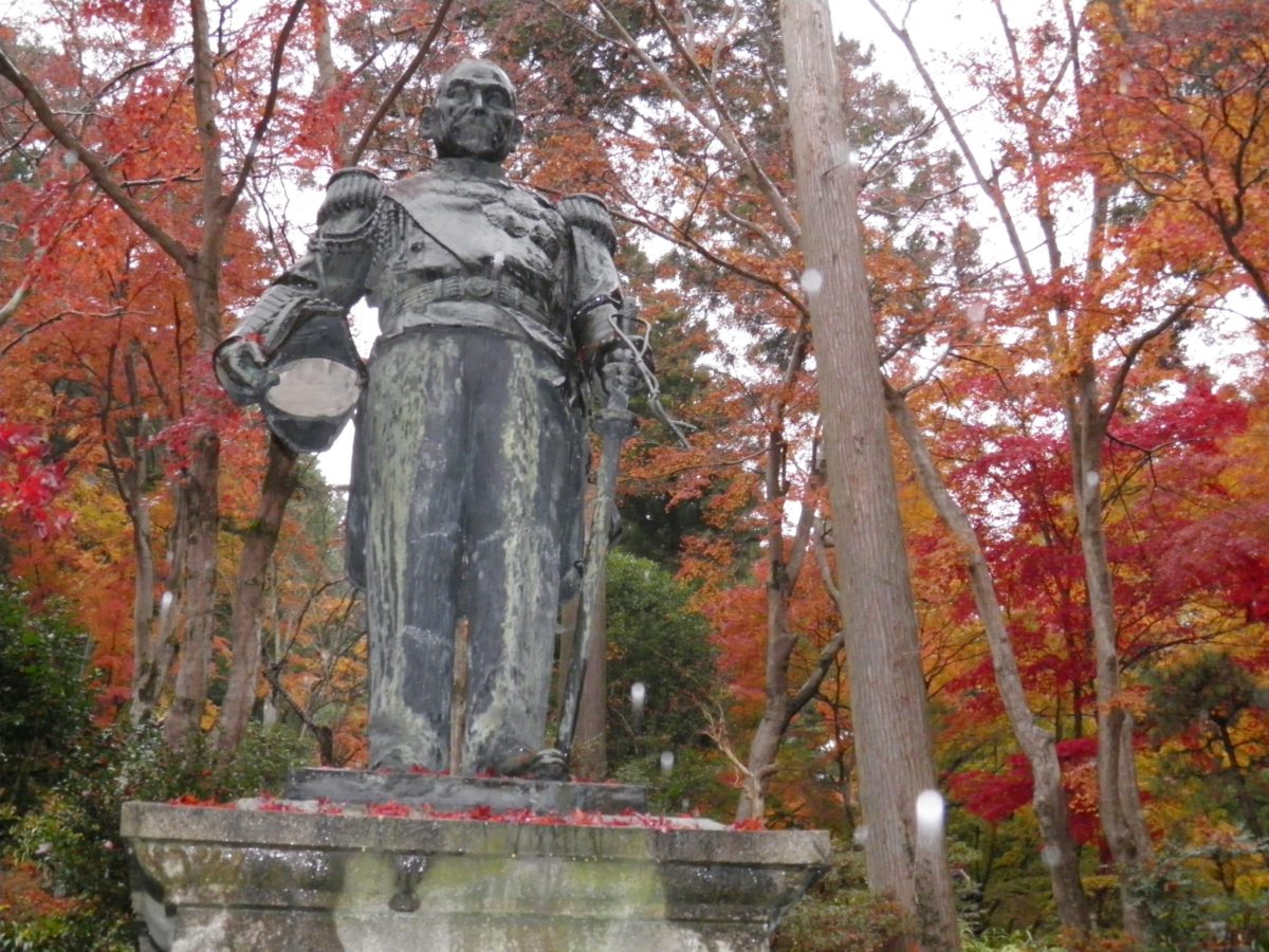 「東郷公園もみじまつり」、御嶽山の秋の化粧で彩られる東郷元帥や乃木将軍