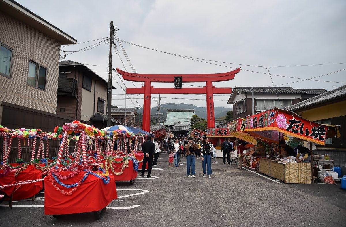 きつねの嫁入り をレポート 山口県の花岡福徳稲荷社を狐たちが練り歩く オマツリジャパン あなたと祭りをつなげるメディア