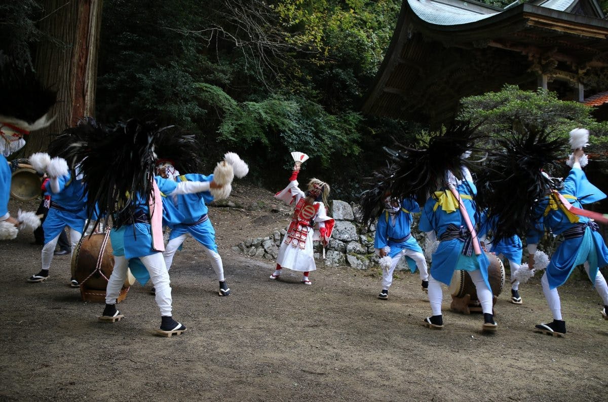 渡り拍子 をレポート 岡山県無形民俗文化財の闘鶏楽起源の跳ね踊り オマツリジャパン 毎日 祭日