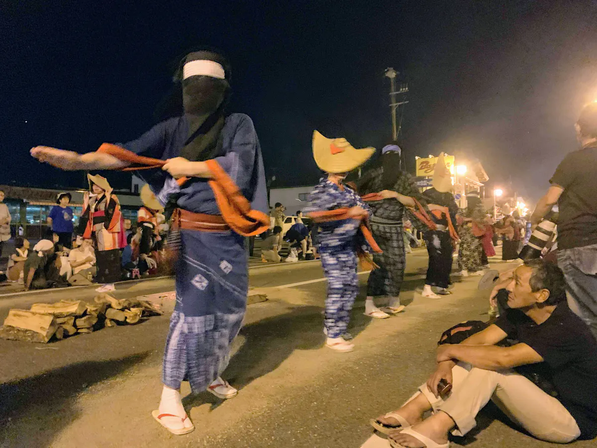 秋田の西馬音内盆踊りに行ってみたら 歌詞がガチでパリピだった件 人は顔じゃない 手だ という結論に オマツリジャパン 毎日 祭日