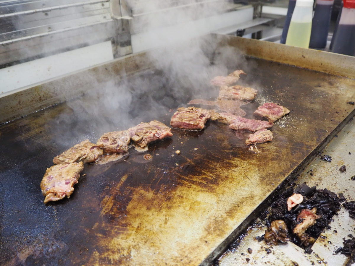 香ばしい匂いが広がるハラミ肉