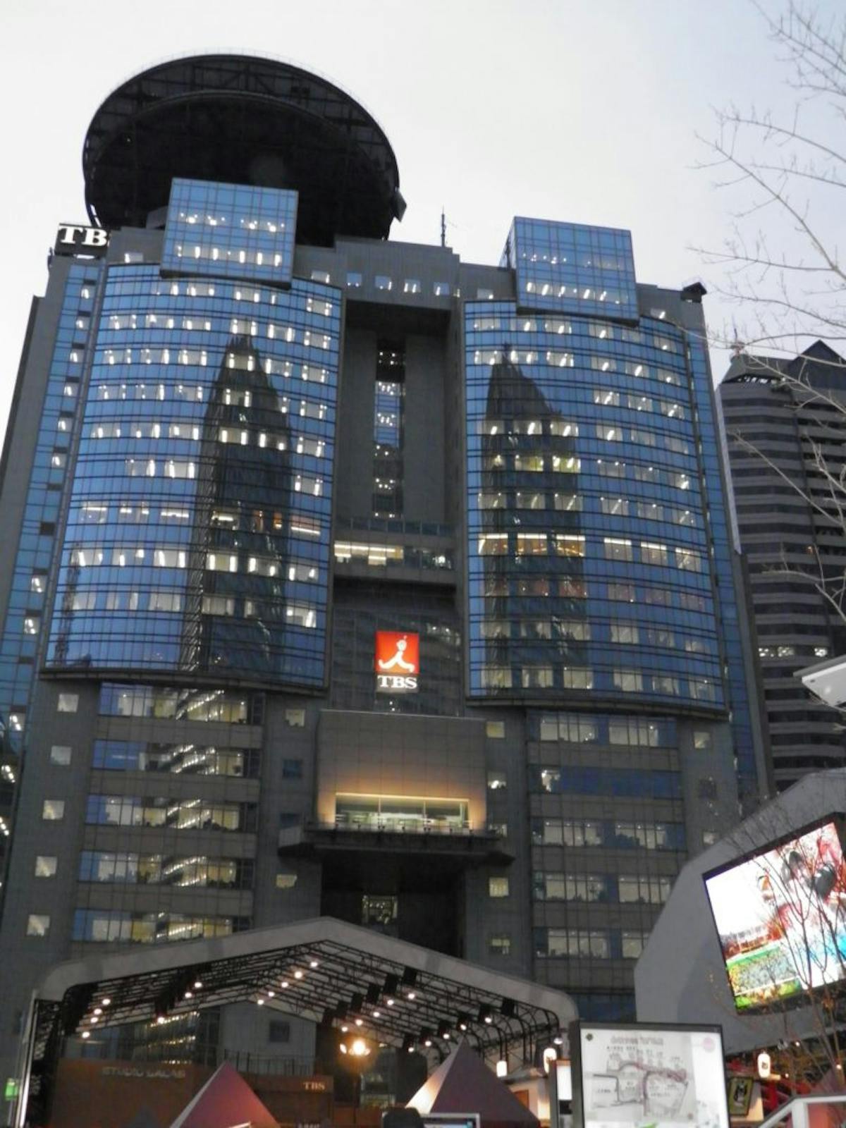 赤坂冬祭tbsトゥインクルサカス バーティカルチューブのledで万華鏡のように輝く仲通り オマツリジャパン あなたと祭りをつなげるメディア 赤坂冬祭tbsトゥインクルサカス バーティカルチューブのledで万華鏡のように輝く仲通り オマツリジャパン あなたと祭りをつなげるメディア