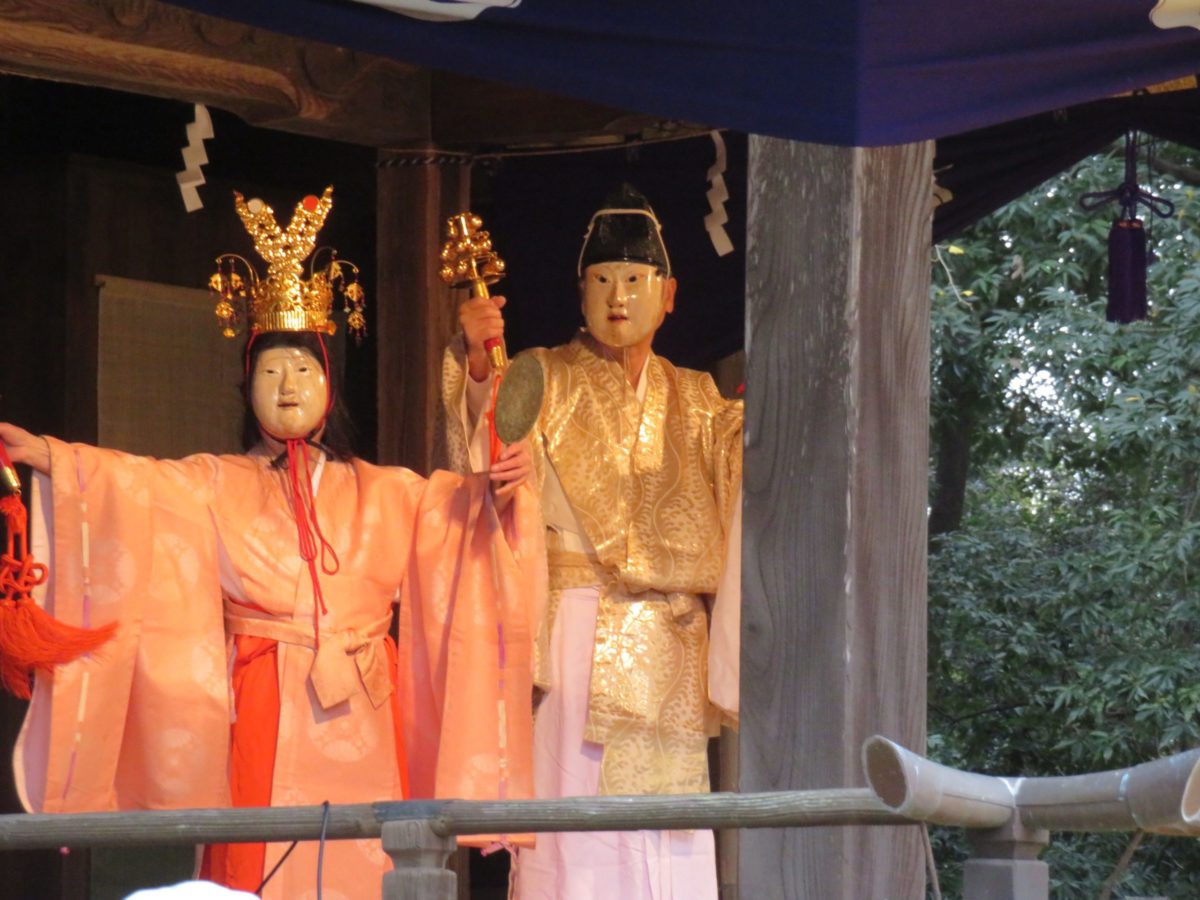 「玉敷神社例大祭」イチョウの黄葉が風に舞う神楽殿で、江戸神楽の源流にふれる