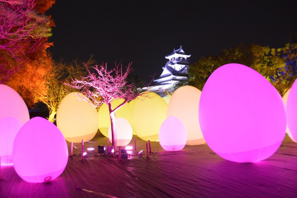 「高知城　光の祭」卵形、球体の光のオブジェが風に舞う日本三大夜城