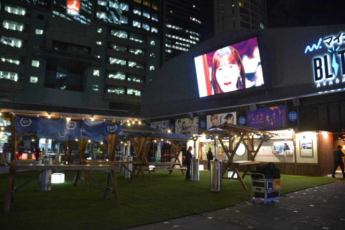 赤坂冬祭tbsトゥインクルサカス バーティカルチューブのledで万華鏡のように輝く仲通り オマツリジャパン あなたと祭りをつなげるメディア