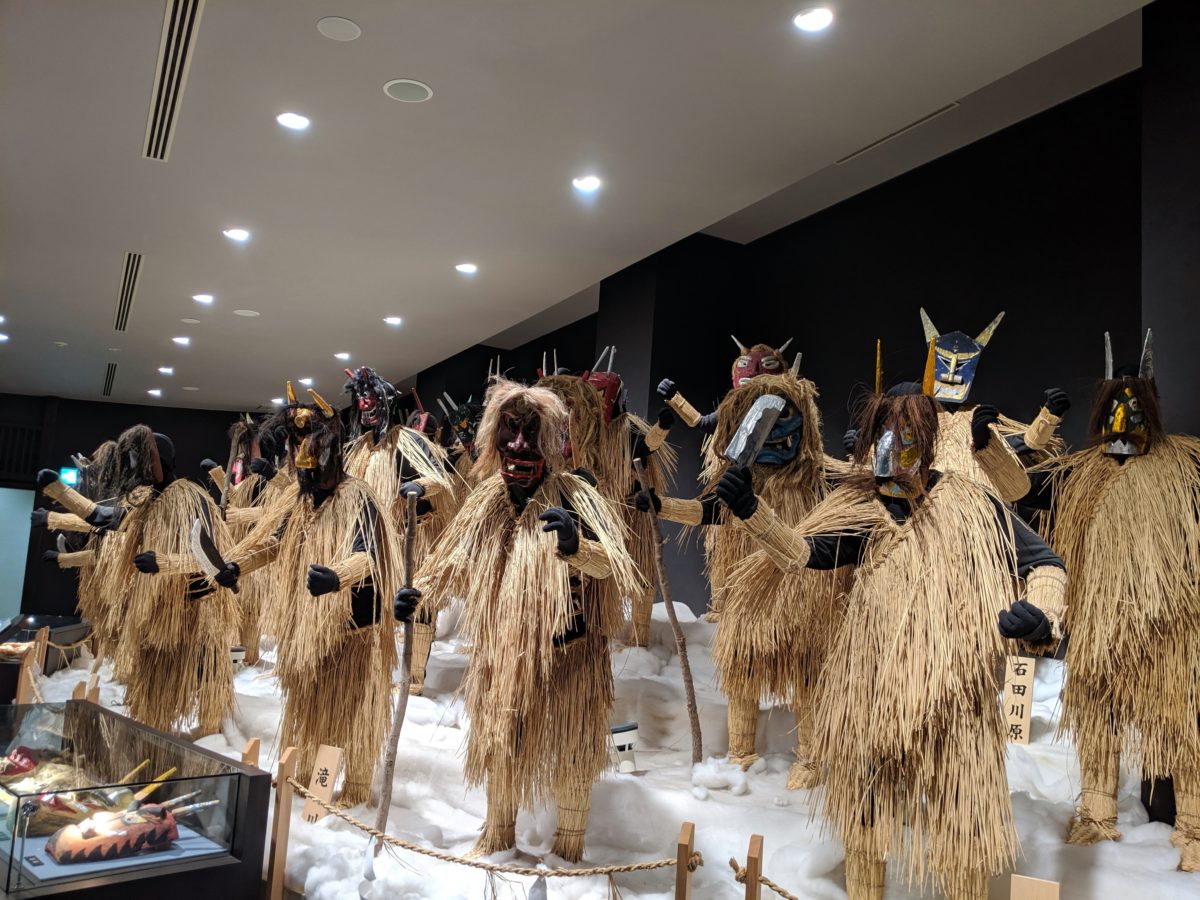 「なまはげ館」には地域ごとのナマハゲが展示されている