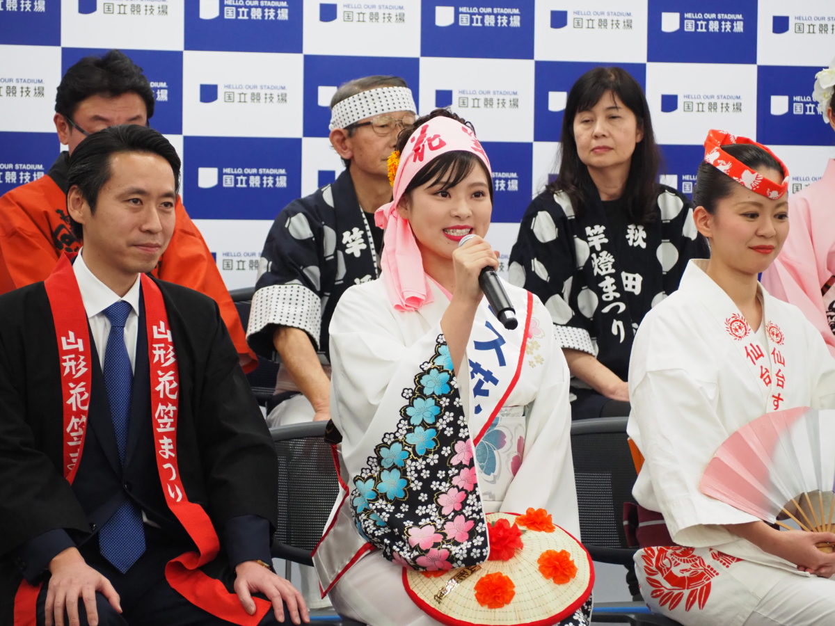 山形花笠まつり：佐藤孝弘山形市長（左）ミス花笠の加藤杏菜さん（中央）