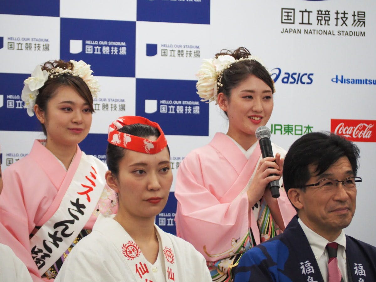 盛岡さんさ踊り：ミスさんさ踊りの伊藤香澄さん（後列左）ミスさんさ踊りの才川芽衣さん（後列右）