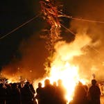 大磯の左義長2020！四百年の伝統を誇る火祭りは見どころ満載。最後は男衆が海に突っ込む！