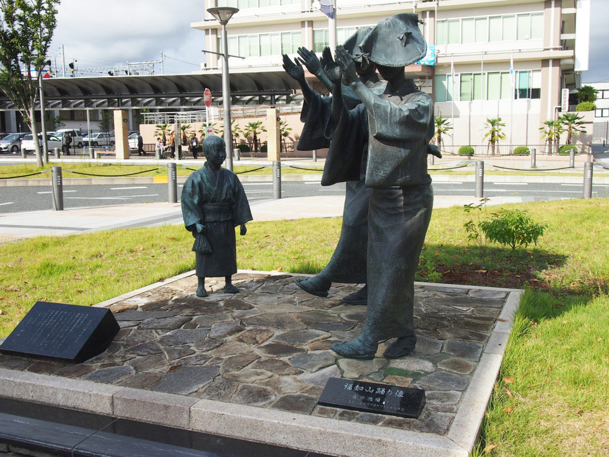 福知山駅北口に公園にある福知山踊り像。