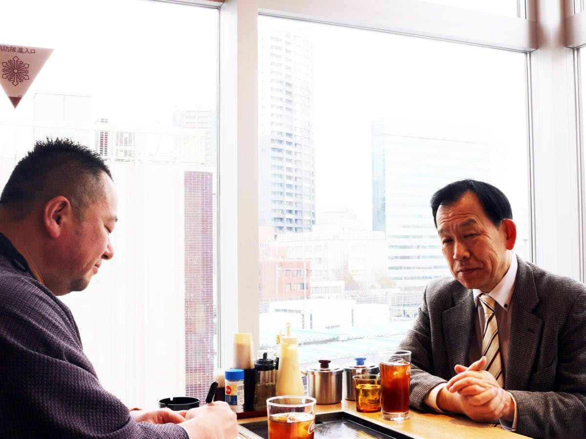 インタビュー風景。田村さん（右奥）と筆者（左手前）