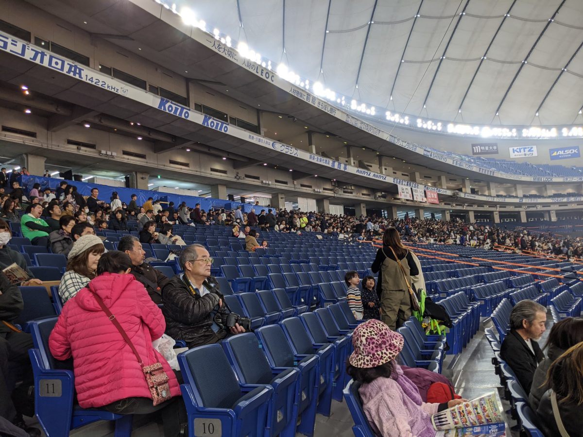 比較的すいている3塁側スタンド