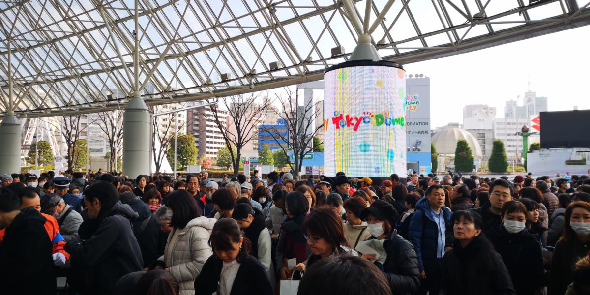 平日午前の入場待機列