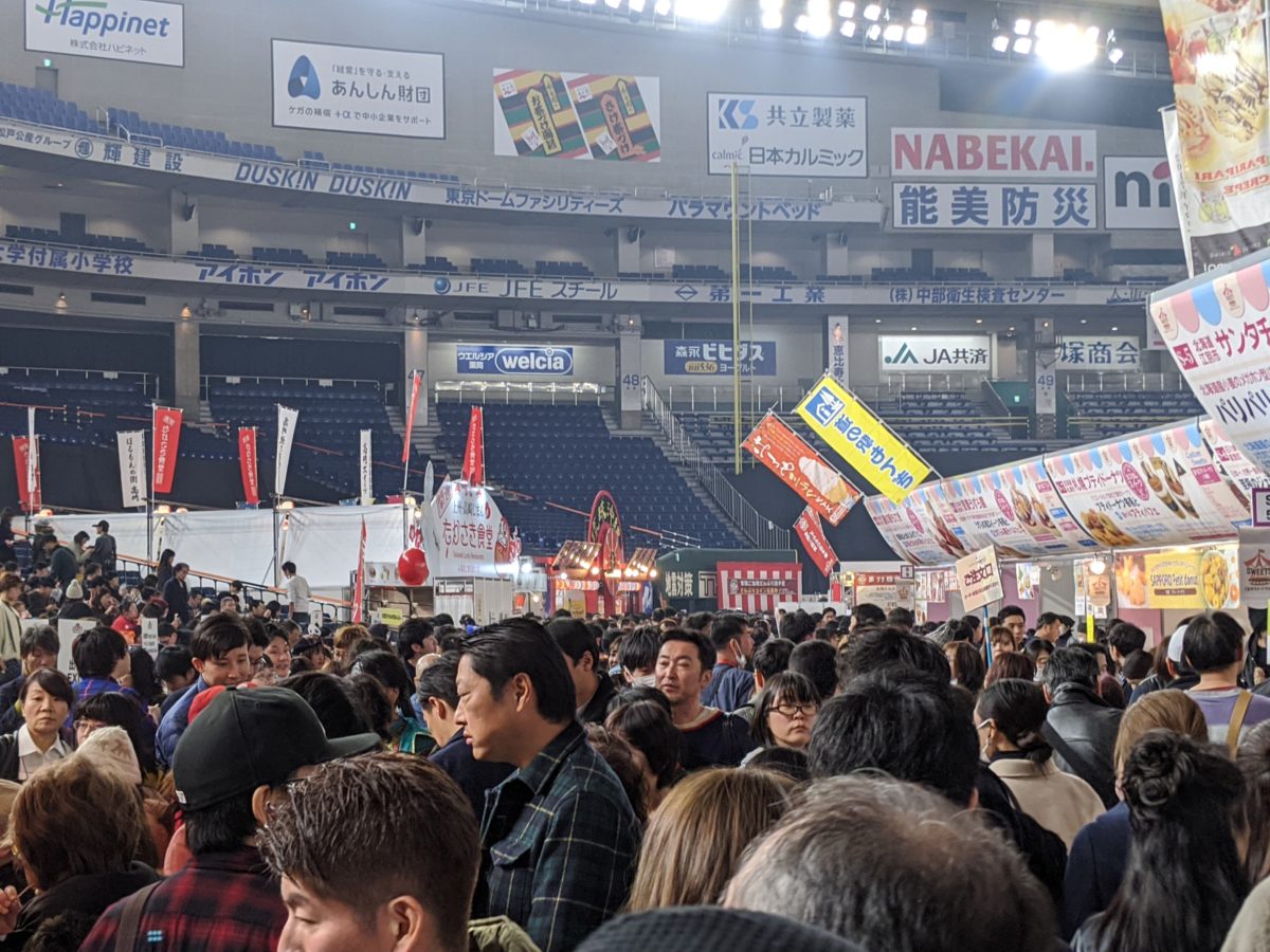 3塁ベンチ付近、休日午後の混雑