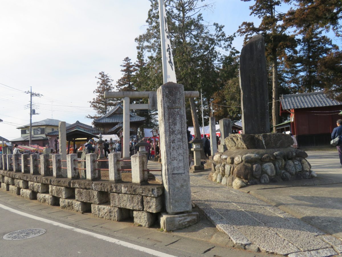 鬼鎮神社節分祭】年男たちに混じって赤鬼、青鬼が「鬼は内」と叫び