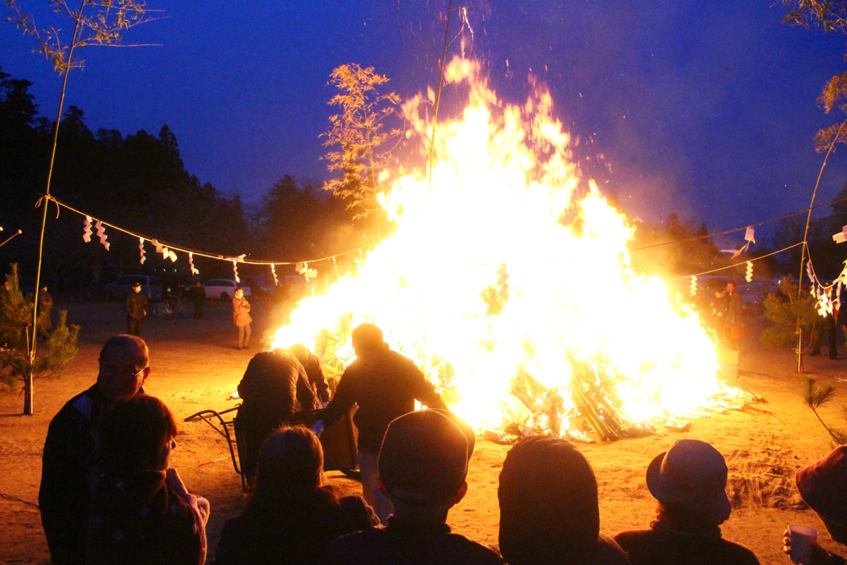 どんと祭（相馬市）開催！正月の終わりを告げる火祭りで餅を焼き、無病息災にあずかろう！