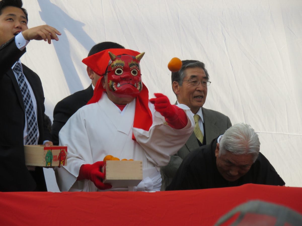 オマツリジャパンに登録をしてお祭りをもっと楽しもう!【鬼鎮神社節分祭】年男たちに混じって赤鬼、青鬼が「鬼は内」と叫びながらまく福豆