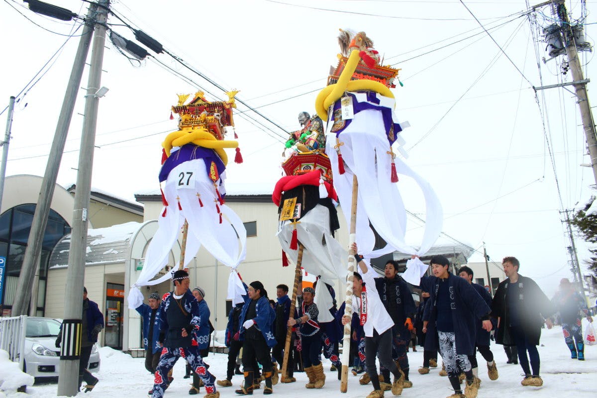 旭岡山神社梵天奉納祭レポート 大きなぼんでんが雪山を掛け 競い合い 激しく進む オマツリジャパン あなたと祭りをつなげるメディア