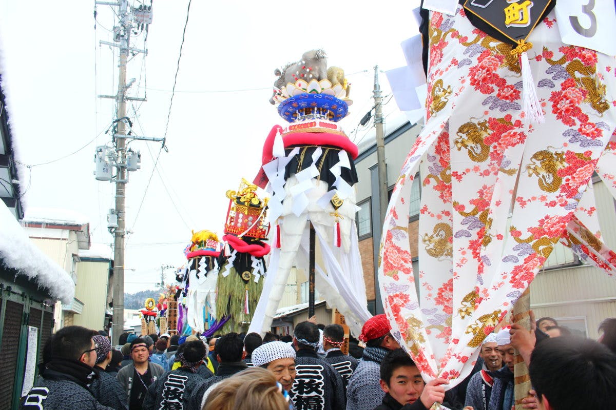 旭岡山神社梵天奉納祭レポート 大きなぼんでんが雪山を掛け 競い合い 激しく進む オマツリジャパン あなたと祭りをつなげるメディア