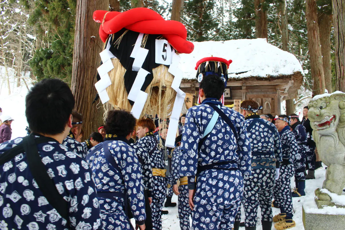 旭岡山神社梵天奉納祭レポート 大きなぼんでんが雪山を掛け 競い合い 激しく進む オマツリジャパン あなたと祭りをつなげるメディア
