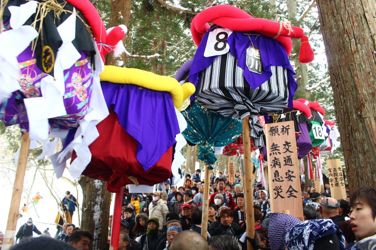 旭岡山神社梵天奉納祭レポート 大きなぼんでんが雪山を掛け 競い合い 激しく進む オマツリジャパン 毎日 祭日 旭岡山神社梵天奉納祭レポート 大きなぼんでんが雪山を掛け 競い合い 激しく進む オマツリジャパン 毎日 祭日