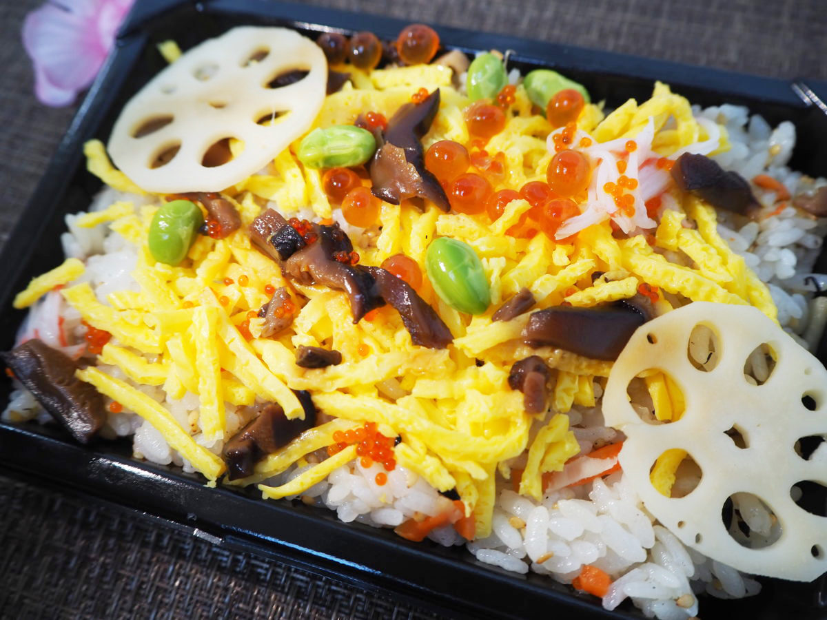 ローソン「彩り五目ちらし寿司(いくら)」