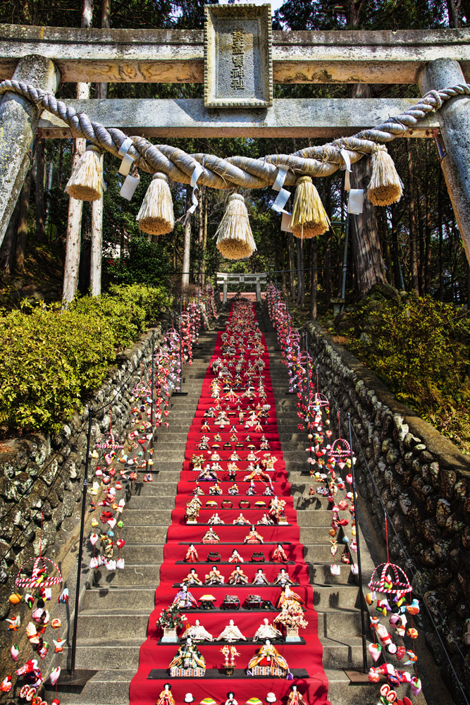 日本一の118段「素盞鳴神社雛段飾り」 伊豆稲取温泉にて3月10日まで