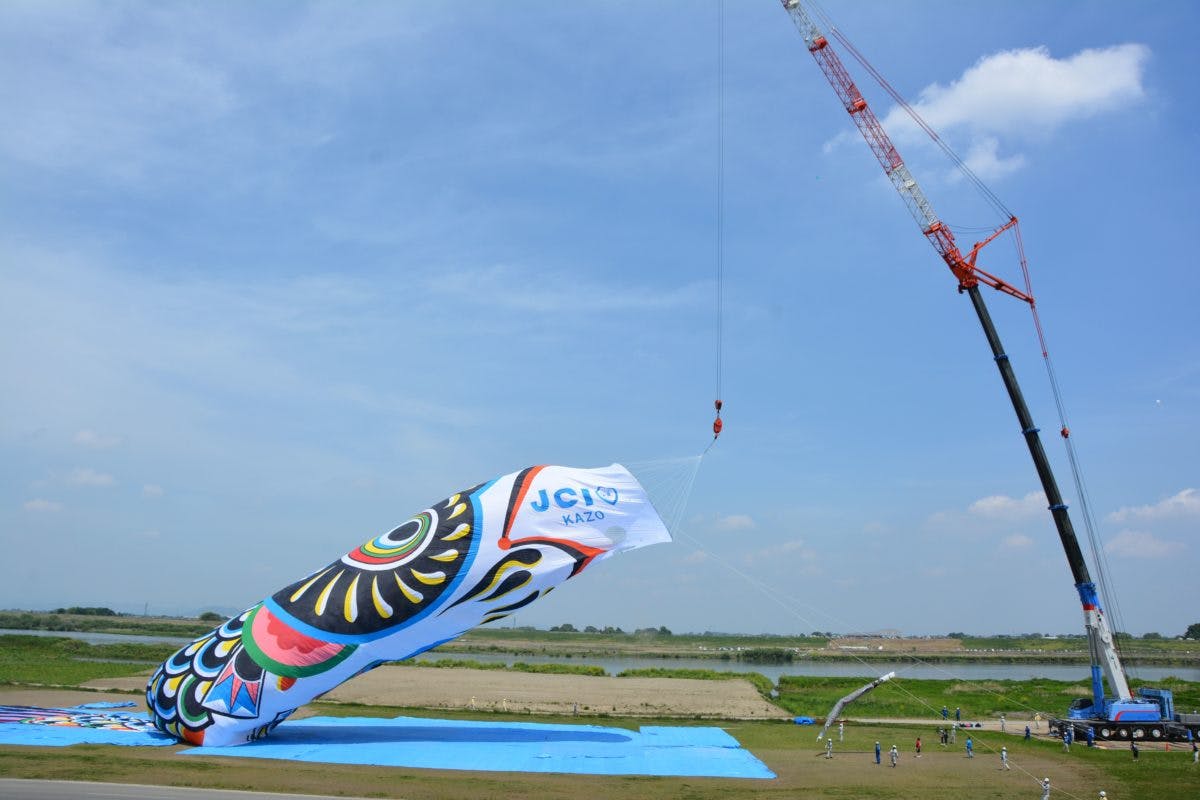 【ジャンボこいのぼり】クレーン車につられ利根川の上空で風に舞う日本一大きなこいのぼり