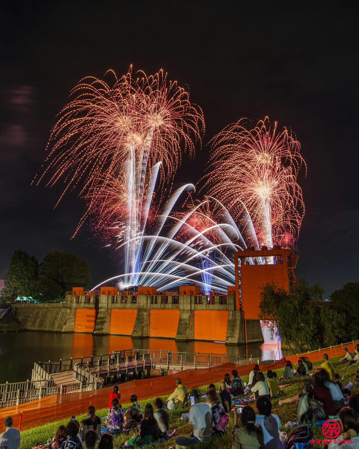 北区花火会はファンゾーンが面白い 赤水門と花火のコラボを堪能してみた オマツリジャパン あなたと祭りをつなげるメディア 北区花火会はファンゾーンが面白い 赤水門と花火のコラボを堪能してみた オマツリジャパン あなたと祭りをつなげるメディア