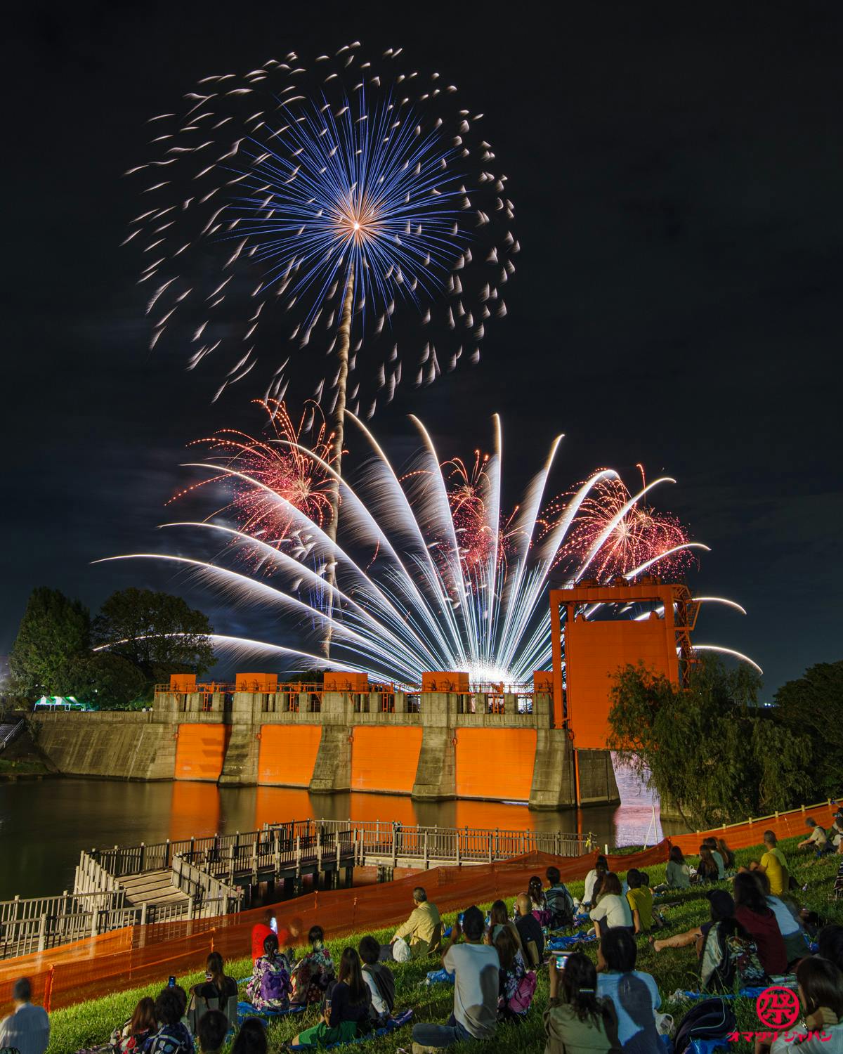 北区花火会はファンゾーンが面白い 赤水門と花火のコラボを堪能してみた オマツリジャパン あなたと祭りをつなげるメディア 北区花火会はファンゾーンが面白い 赤水門と花火のコラボを堪能してみた オマツリジャパン あなたと祭りをつなげるメディア