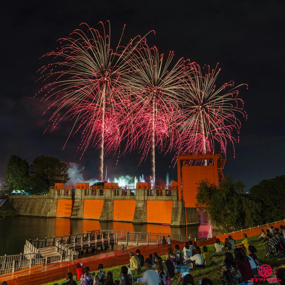 北区花火会はファンゾーンが面白い 赤水門と花火のコラボを堪能してみた オマツリジャパン あなたと祭りをつなげるメディア 北区花火会はファンゾーンが面白い 赤水門と花火のコラボを堪能してみた オマツリジャパン あなたと祭りをつなげるメディア