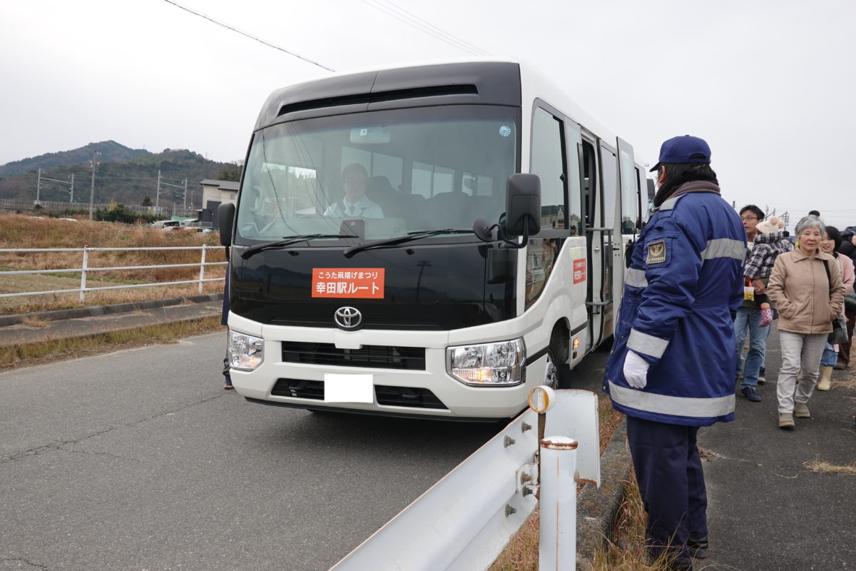 駅からまつり会場を結ぶデンソー提供のシャトルバス
