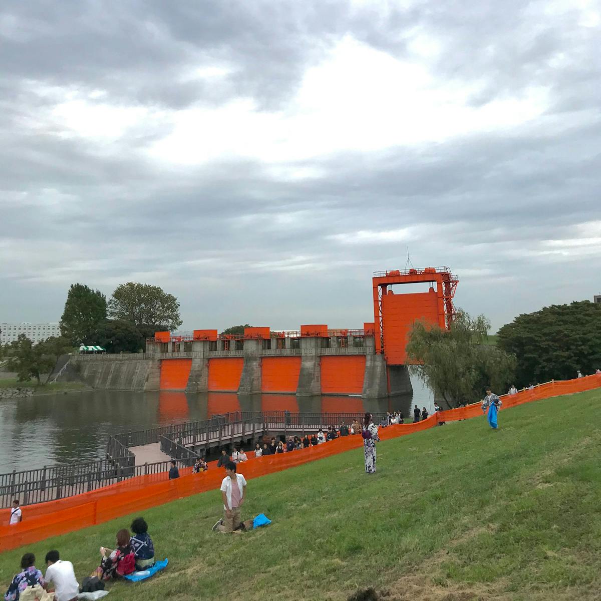 北区花火会はファンゾーンが面白い 赤水門と花火のコラボを堪能してみた オマツリジャパン あなたと祭りをつなげるメディア 北区花火会はファンゾーンが面白い 赤水門と花火のコラボを堪能してみた オマツリジャパン あなたと祭りをつなげるメディア