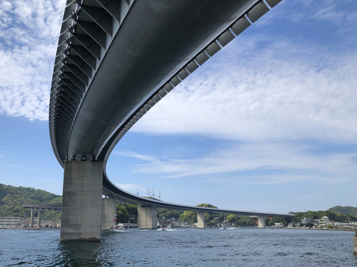 イタリアの建築家レンゾ・ピアノ氏の設計による牛深ハイヤ大橋