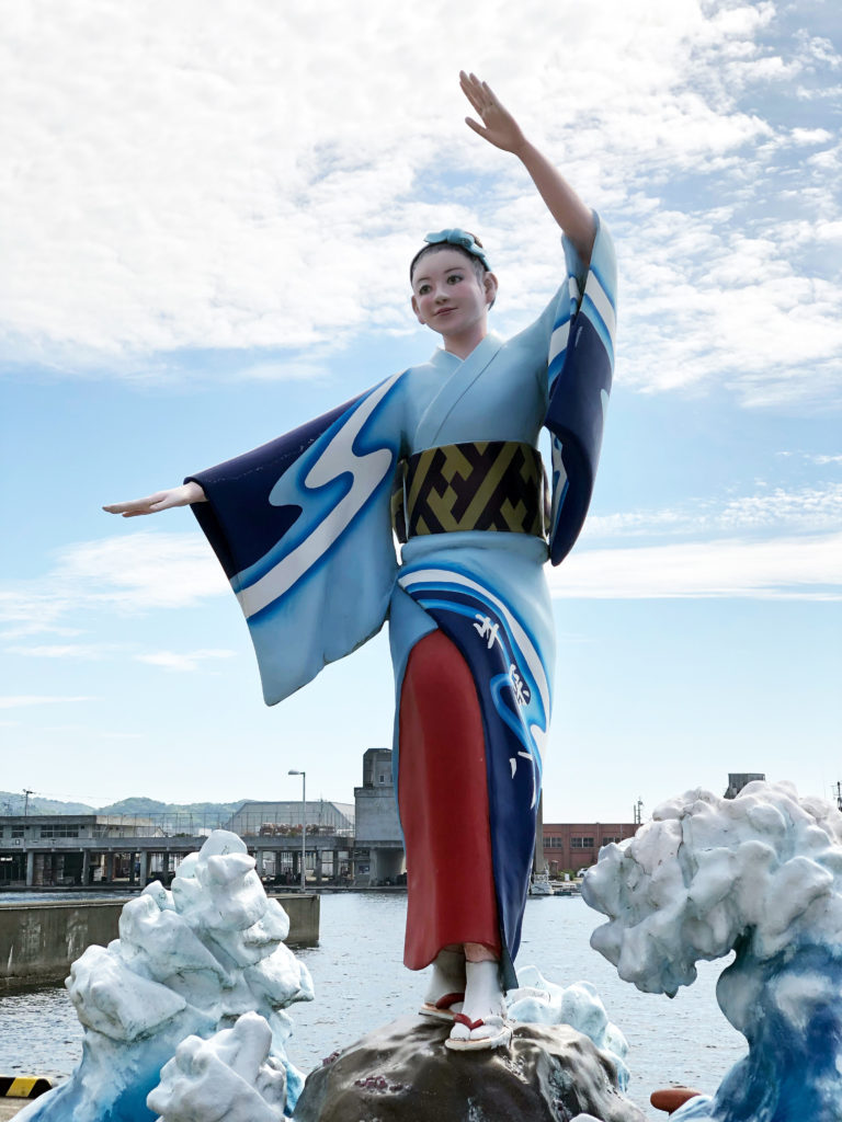 写真撮影の人気スポット、牛深ハイヤの像