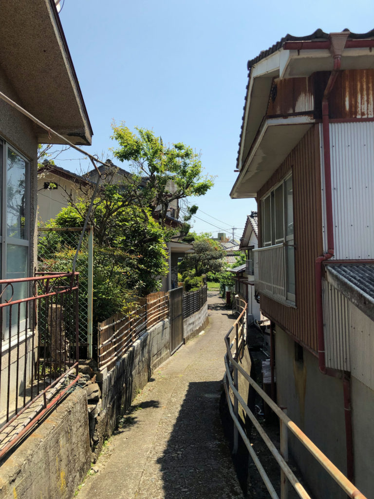 加世浦地区の『せどわ住宅』。『瀬戸（裏口）』が語源とされ、漁の機会を逃さず、船頭の合図があると数分で船に集まれるよう、同じ船に乗る漁師たちは集まって住んでいた