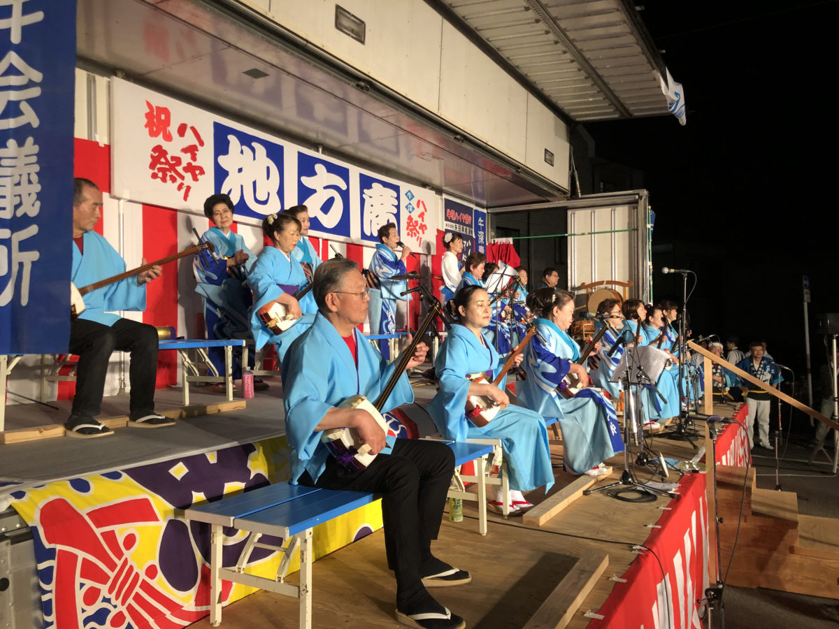 地方（じかた）による演奏。踊らずにいられない雰囲気は江戸から令和に移っても健在だ