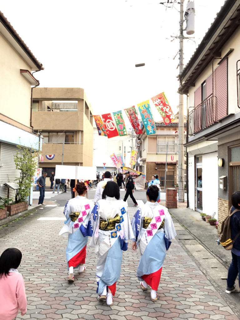 『ハイヤ総踊り』では町中を練り歩くことで、多くの観客とも触れ合うことが何よりの思い出となる